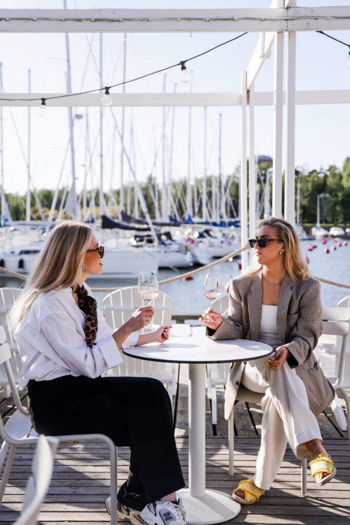 Strindberg Haukilahti roséviiniä terassilla